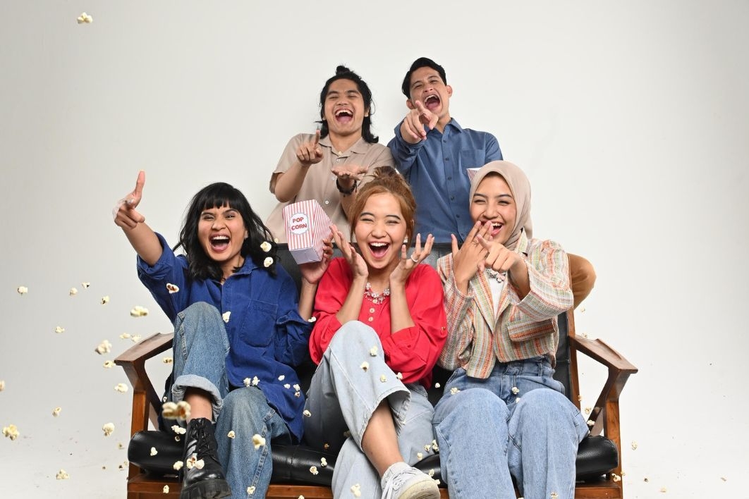 Banner Family Time dengan 10 Rekomendasi Film Keluarga  