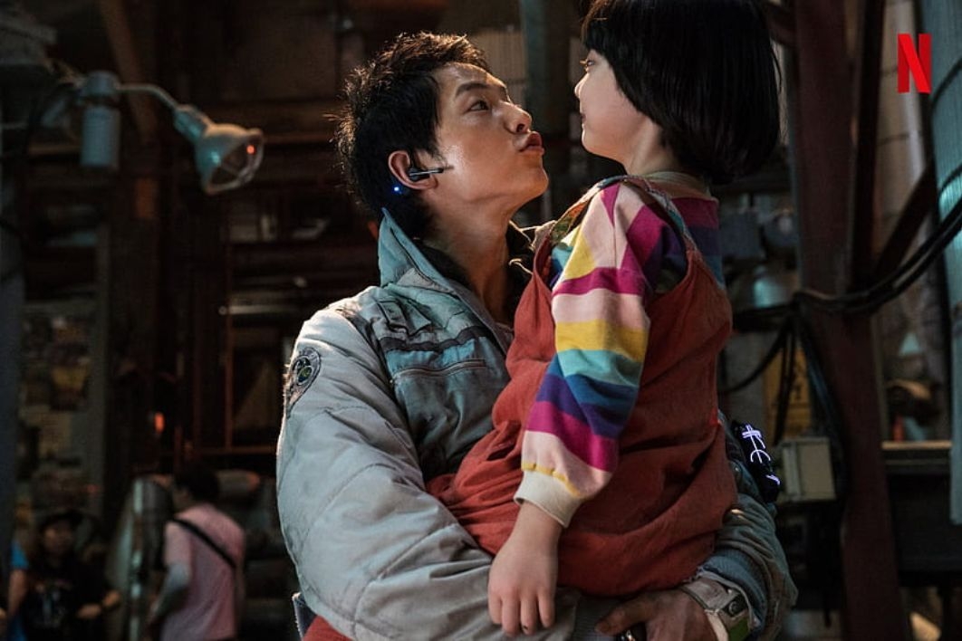 Banner Daftar Lengkap Drama, Film, dan Variety Show yang Dibintangi Song Kang